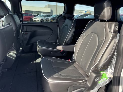 New 2026 Chrysler Pacifica Limited FWD image 7