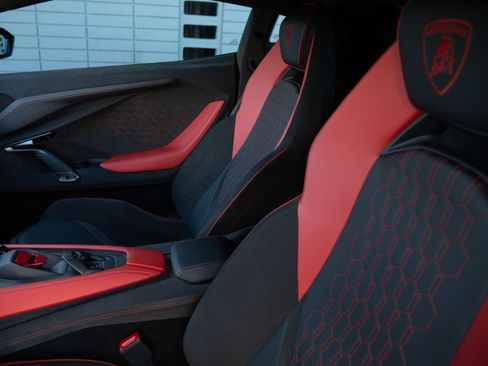 Used 2024 Lamborghini Revuelto image 43