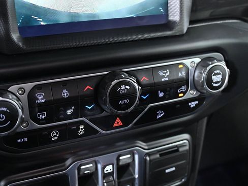 Used 2020 Jeep Wrangler Unlimited Sahara AWD/4WD image 15