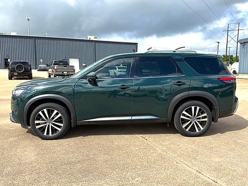 Used 2024 Nissan Pathfinder Platinum image 2