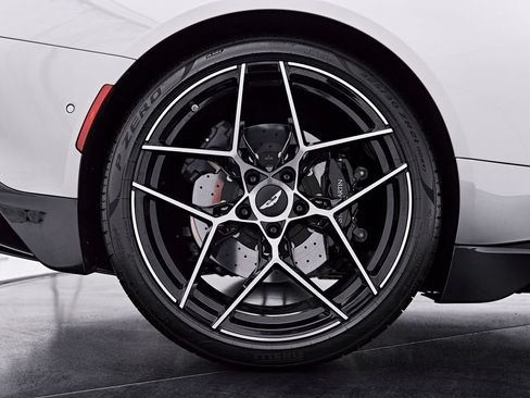 Used 2025 Aston Martin Vanquish RWD image 33