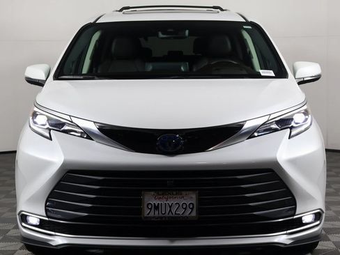 Used 2024 Toyota Sienna Platinum FWD image 2
