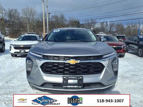 Used 2025 Chevrolet Trax LT w/ LT Convenience Package image 2