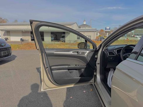 Used 2019 Ford Fusion SE image 11