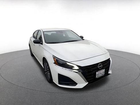 Used 2025 Nissan Altima 2.5 SV image 3