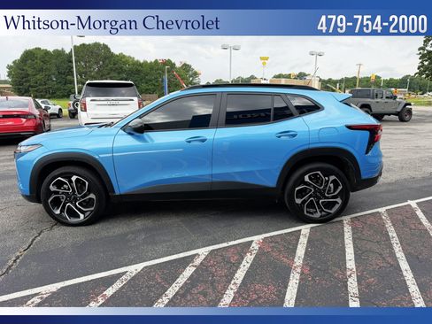 Used 2025 Chevrolet Trax RS w/ Sunroof Package FWD image 2