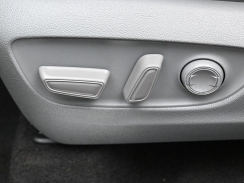 Used 2023 Toyota Highlander Limited image 10