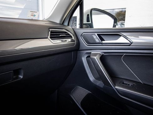 Used 2022 Volkswagen Tiguan SE w/ Panoramic Sunroof Package image 29