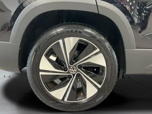Used 2023 Volkswagen Taos SE w/ Panoramic Sunroof Package AWD/4WD image 21