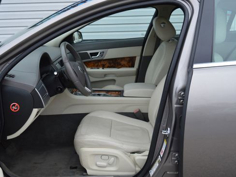 Used 2010 Jaguar XF Premium image 10