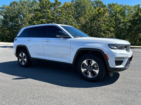 Used 2023 Jeep Grand Cherokee 4WD 4xe image 2