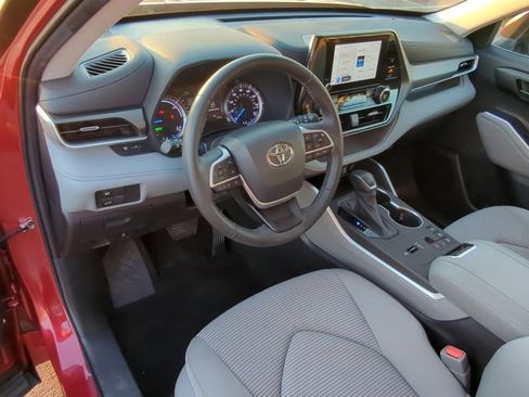 Certified 2023 Toyota Highlander LE image 9