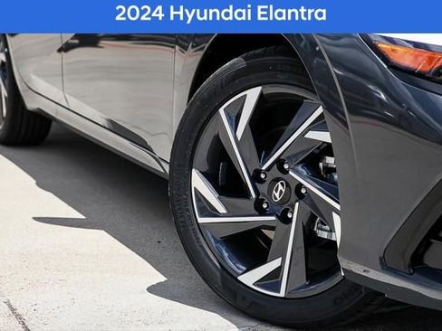 Used 2024 Hyundai Elantra SEL w/ Convenience Package image 2