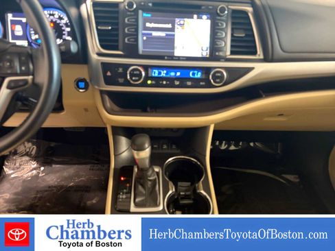 Used 2019 Toyota Highlander XLE AWD/4WD image 17