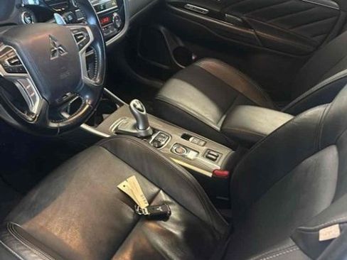 Used 2019 Mitsubishi Outlander SEL image 3