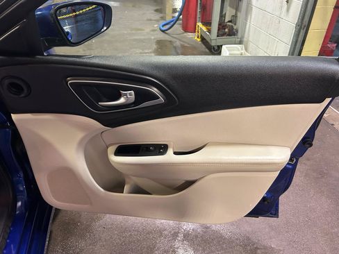Used 2015 Chrysler 200 Limited w/ Convenience Group FWD image 11