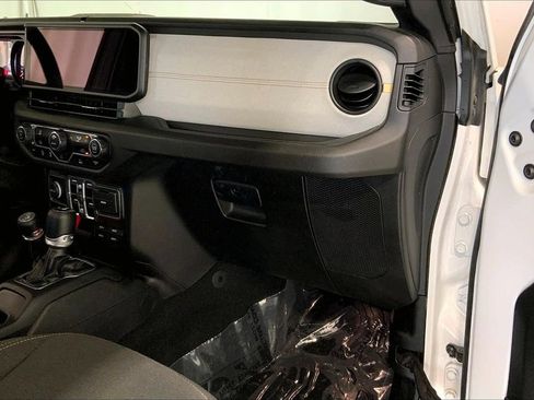 Used 2024 Jeep Gladiator Sport AWD/4WD image 16