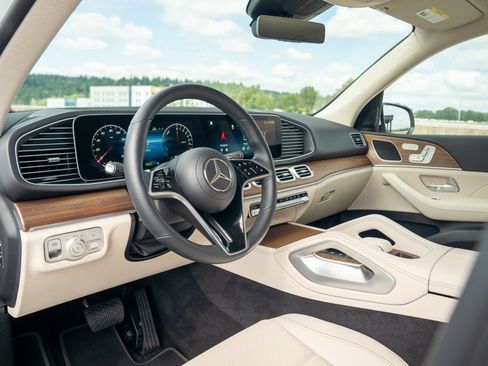 Certified 2025 Mercedes-Benz GLE 450e 4MATIC w/ Driver Assistance Package image 23