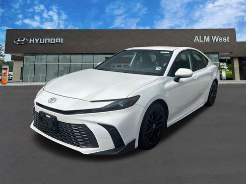 Used 2025 Toyota Camry SE image 1