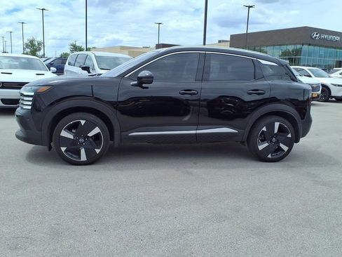 Used 2025 Nissan Kicks SR w/ SR Premium Package AWD/4WD image 3