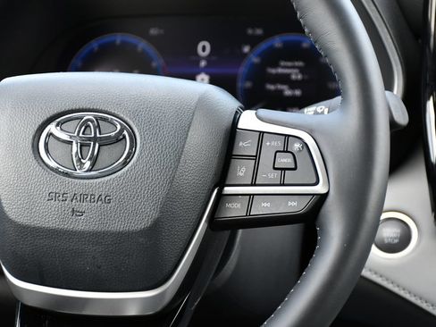 Used 2024 Toyota Highlander Limited FWD image 30