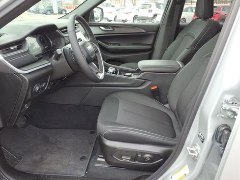 Used 2025 Jeep Grand Cherokee Laredo X w/ Luxury Tech Group I image 11