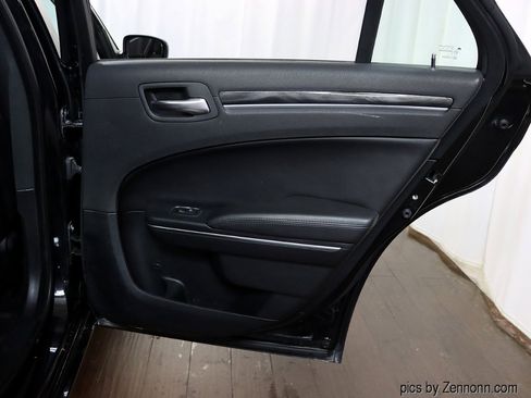 Used 2018 Chrysler 300 Touring image 30