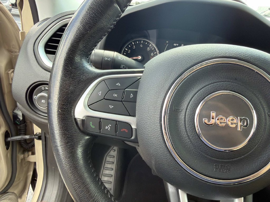 Used 2016 Jeep Renegade Latitude FWD image 24