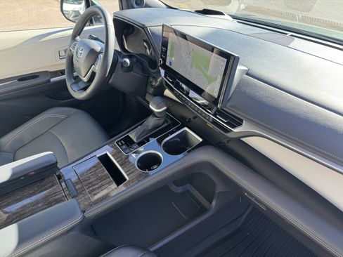 Used 2025 Toyota Sienna Platinum image 21