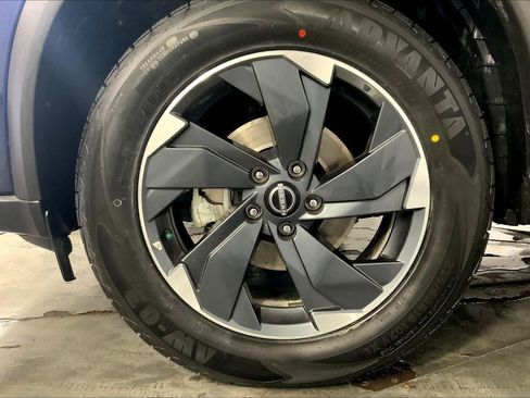 Used 2025 Nissan Rogue SV image 9