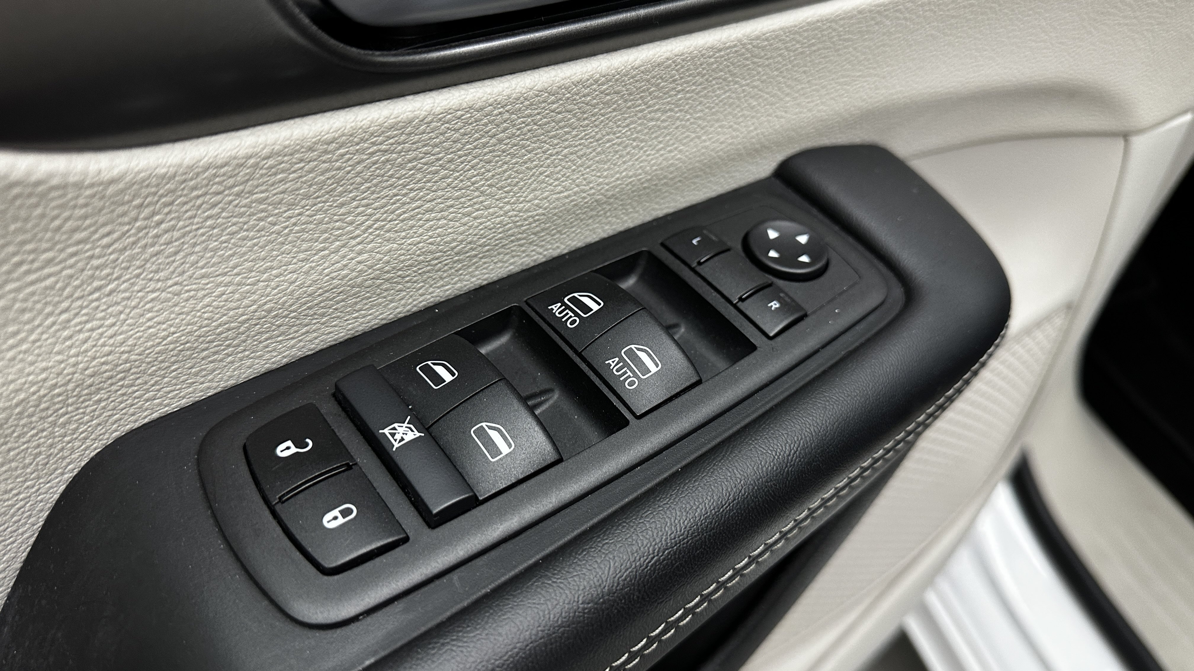 Used 2024 Chrysler Pacifica Touring-L FWD image 11