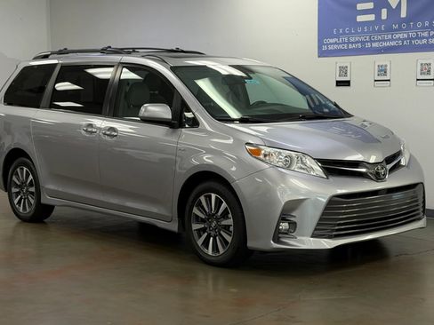 Used 2018 Toyota Sienna XLE Premium AWD/4WD image 2