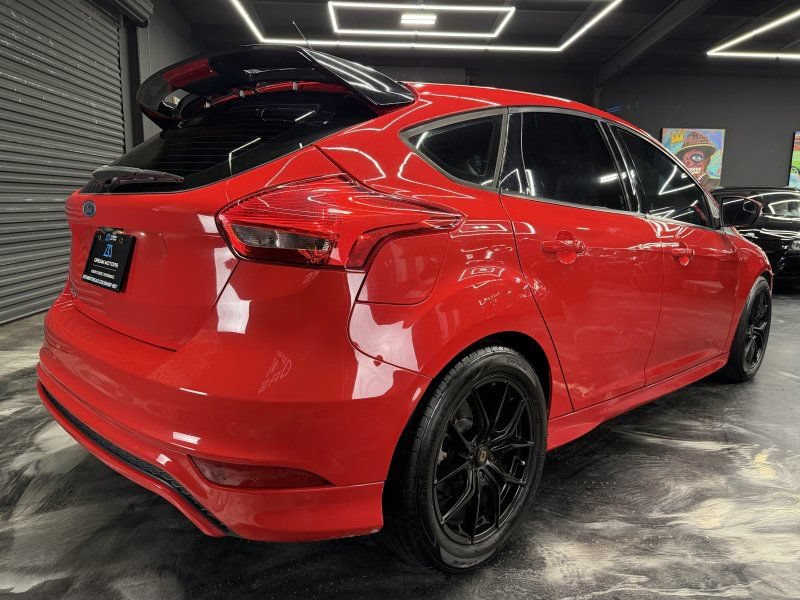 Used 2015 Ford Focus SE w/ SE Sport Package FWD image 5