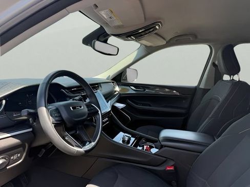Used 2022 Jeep Grand Cherokee Laredo w/ Luxury Tech Group I AWD/4WD image 13