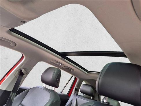 Used 2019 Volkswagen Tiguan SE w/ Panoramic Sunroof Package AWD/4WD image 11