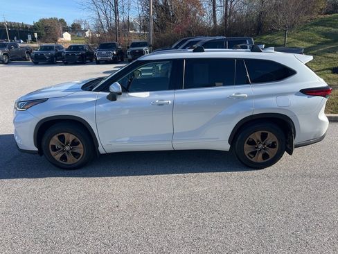 Used 2022 Toyota Highlander Bronze Edition image 7