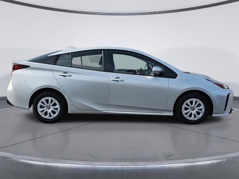 Used 2022 Toyota Prius L Eco image 2