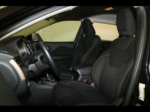 Used 2016 Jeep Cherokee Latitude w/ Safety/Convenience Group AWD/4WD image 17