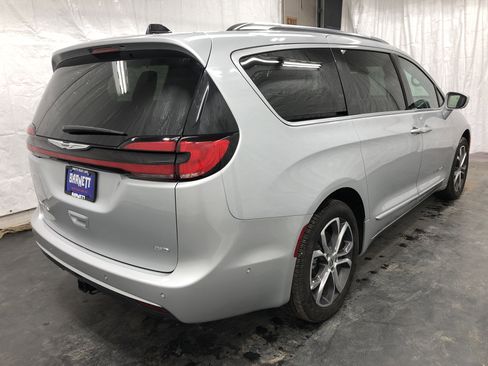 Certified 2024 Chrysler Pacifica Pinnacle w/ Trailer Tow Group AWD/4WD image 5