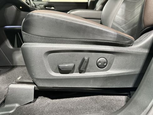 Used 2024 Nissan Pathfinder Platinum image 14