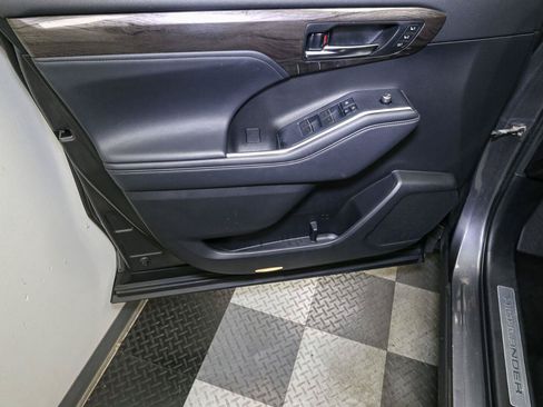 Used 2022 Toyota Highlander Limited AWD/4WD image 46