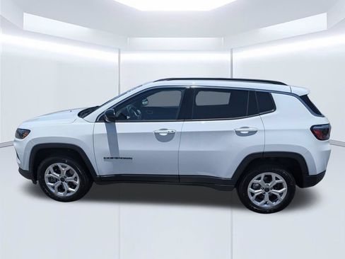 Used 2025 Jeep Compass Latitude AWD/4WD image 9