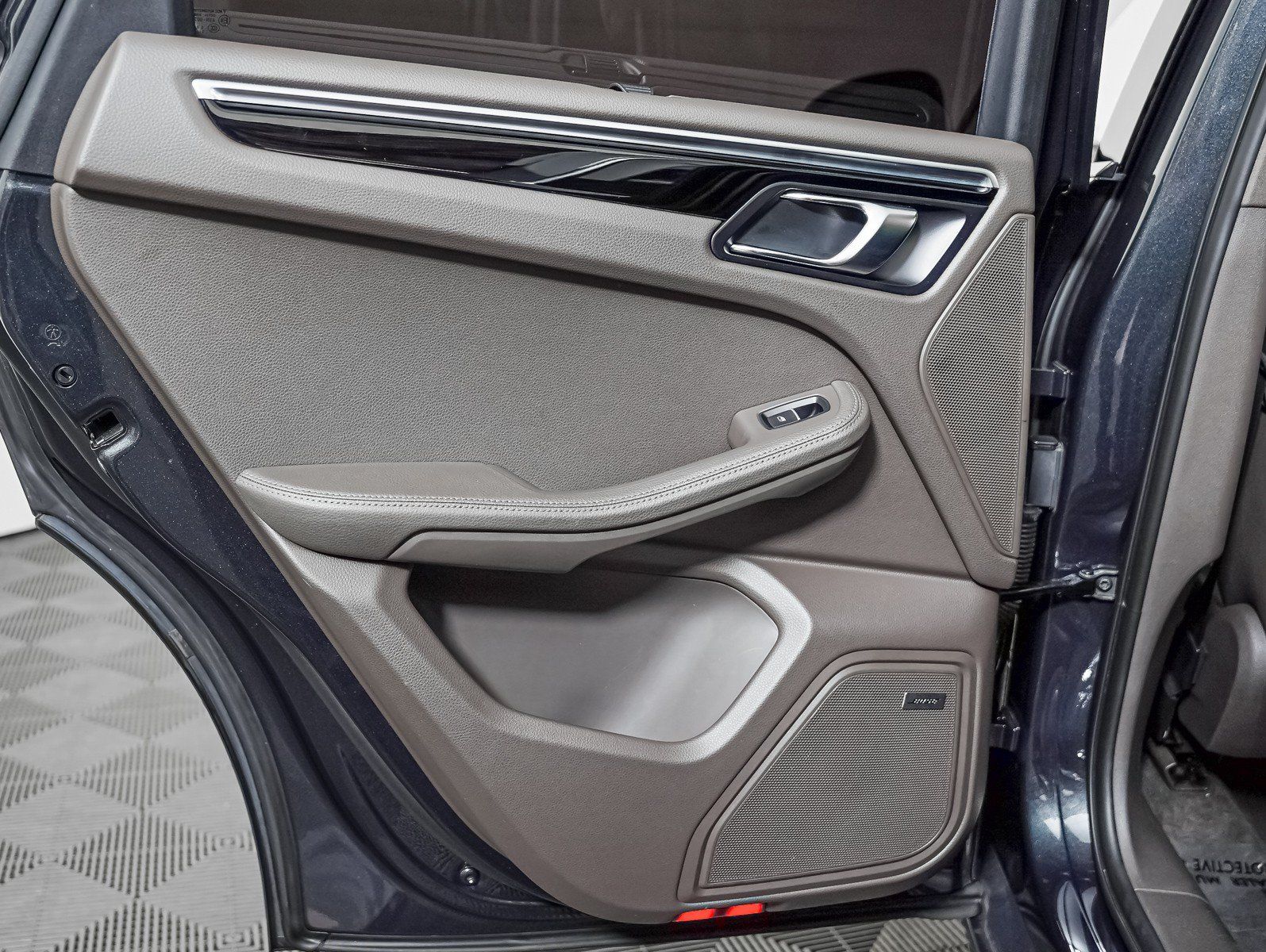 Certified 2024 Porsche Macan AWD/4WD image 29