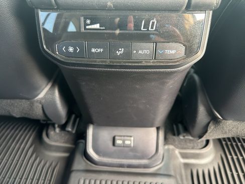 Used 2023 Toyota Highlander XLE AWD/4WD image 28