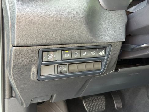 Used 2025 Toyota Tundra Limited AWD/4WD image 17