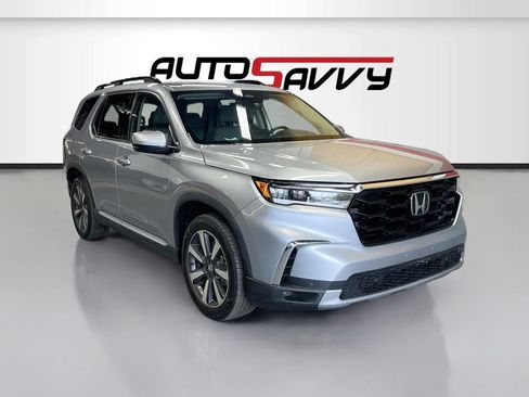 Used 2024 Honda Pilot Touring image 1