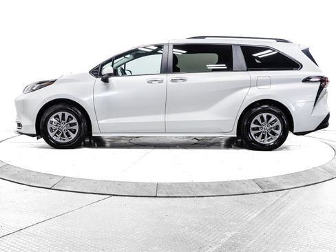 Used 2024 Toyota Sienna XLE image 8
