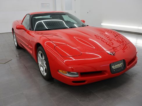 Used 2004 Chevrolet Corvette Coupe w/ Preferred Equipment Group RWD image 2