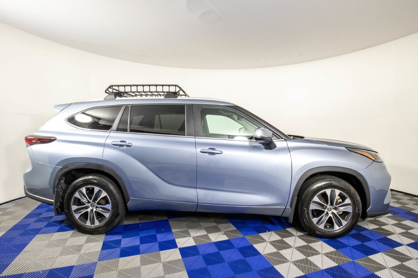 Used 2024 Toyota Highlander XLE FWD image 4