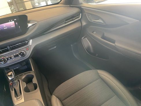 Used 2025 Buick Envista Preferred image 35